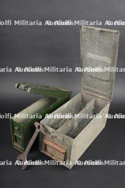 Une clé et 2 caisses pour munitions de mitrailleuse allemande ww1 MG08. One key and two ammunition boxes for WWI German MG 08.