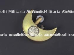 Turquie Rare briquet de tranchée en forme de croissant. Rare Turkish trench lighter in crescent shape.