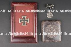 Lot d'objets relatifs à la Croix de Fer. Lot of items related to the Iron Cross.