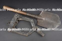 Pelle Austro-Hongroise WW1 avec porte-pelle en cuir. Austro-Hungarian WWI entrenching shovel with leather carrier.