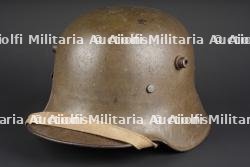 Casque allemand Stahlhelm M1916 du RJR103 saxon capturé dans la Somme et jugulaire toile. German feldgrau Stahlhelm M1916 from Saxon Reserve Infantry Regiment 103, captured on the Somme, with canvas chinstrap.