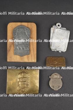 Autriche-Hongrie lot boucle et insignes. Austria-Hungary lot of buckle and insignia.