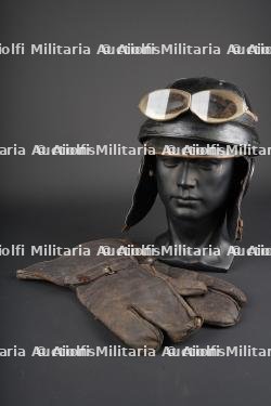 Casque d'aviateur allemand ww1 avec gants et lunettes. German WWI aviator helmet with gloves and goggles.