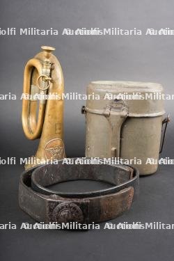 Ceinturon prussien, Signal Horn et gamelle feldgrau. Prussian belt, signal horn, and feldgrau mess tin.