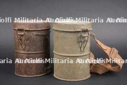 Lot de 2 boîtiers de masques anti-gaz allemands Lederschutzmaske. Lot of two German Lederschutzmaske gas mask containers.
