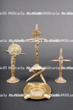 Ensemble de 3 crucifix et un cendrier artisanat de tranchée. Set of three crucifixes and one trench-art ashtray.
