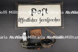 Combiné téléphonique allemand et panneau. German telephone handset with signal panel.`