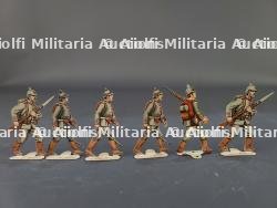 Ensemble de 6 figurines allemandes en fer sérigraphiées. Set of six German lithographed tin figures.