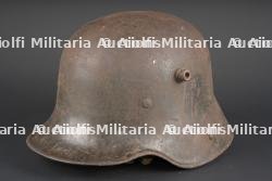 Casque allemand Stahlhelm M16 feldgrau avec insigne de la Garde. German feldgrau Stahlhelm M16 with Guard insignia.