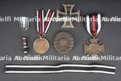 Croix de Fer de 1ère classe à écrou et médailles allemandes. Iron Cross First Class with German medals.