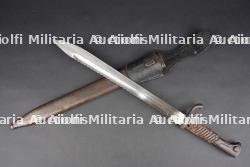 Baïonnette 98-05 à dents de scie avec porte fourreau. Seitengewehr 98/05 with sawback blade and frog.