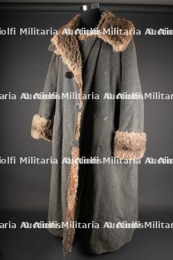 Manteau allemand feldgrau grand froid doublé en fourrure. German feldgrau winter overcoat lined with fur.