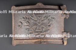 Porte de feu à charbon ou à bois à motif de croix de fer 1914. Coal or wood fire guard decorated with the 1914 Iron Cross motif.