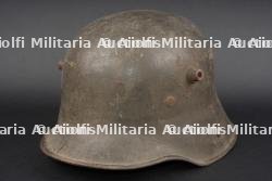 Belle coque de casque allemand Stahlhelm M1916 feldgrau. Fine shell of a German feldgrau Stahlhelm M1916.