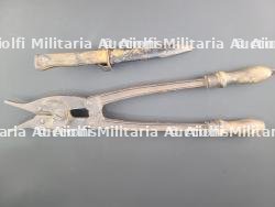 Poignard de combat allemand et pince coupante. German combat dagger and wire cutters.