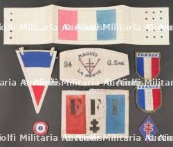 Lot d'insignes et brassards. Insignia and armbands.