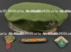 Béret 2ème Muong et insignes. 2nd Muong beret and insignia — photo 1