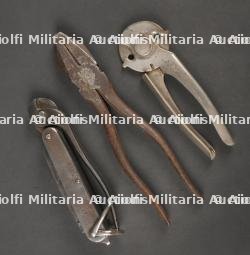 Ensemble d'outils parachutés. Parachuted tool kit