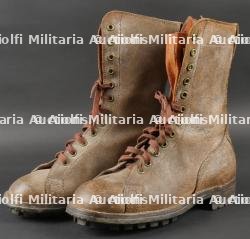 Paire de bottes de saut TAP 50 datées 54. Pair of TAP 50 jump boots dated 54