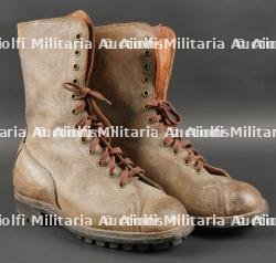 Paire de bottes de saut TAP 50 datées 54. Pair of TAP 50 jump boots dated 54 — photo 2