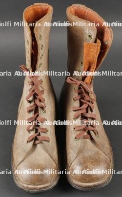 Paire de bottes de saut TAP 50 datées 54. Pair of TAP 50 jump boots dated 54 — photo 3