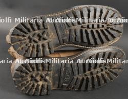 Paire de bottes de saut TAP 50 datées 54. Pair of TAP 50 jump boots dated 54 — miniature 6