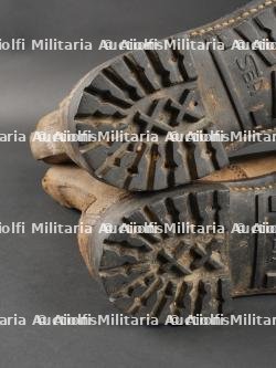 Paire de bottes de saut TAP 50 datées 54. Pair of TAP 50 jump boots dated 54 — miniature 7