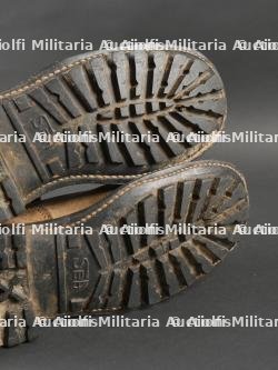 Paire de bottes de saut TAP 50 datées 54. Pair of TAP 50 jump boots dated 54 — miniature 8