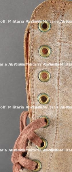 Paire de bottes de saut TAP 50 datées 54. Pair of TAP 50 jump boots dated 54 — miniature 11