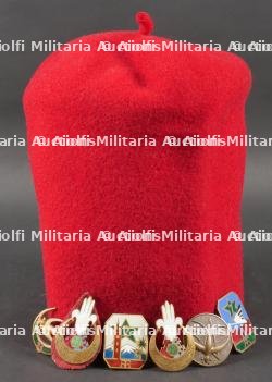 Chéchia et insignes. Chechia and insignia.