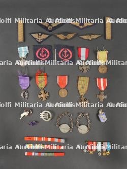 Lot de de médailles et insignes. Insignia and medals.