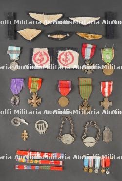 Lot de de médailles et insignes. Insignia and medals. — photo 8