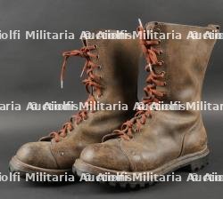 Paire de bottes de saut datées 1949. Pair of jump boots dated 1949