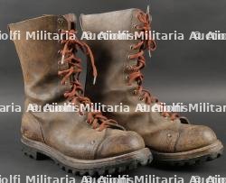 Paire de bottes de saut datées 1949. Pair of jump boots dated 1949 — miniature 2