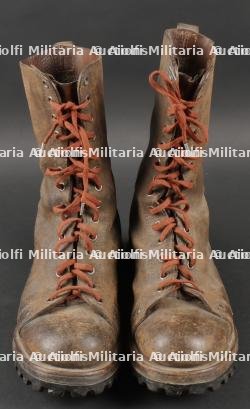 Paire de bottes de saut datées 1949. Pair of jump boots dated 1949 — miniature 3