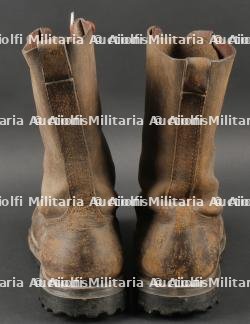 Paire de bottes de saut datées 1949. Pair of jump boots dated 1949 — miniature 4