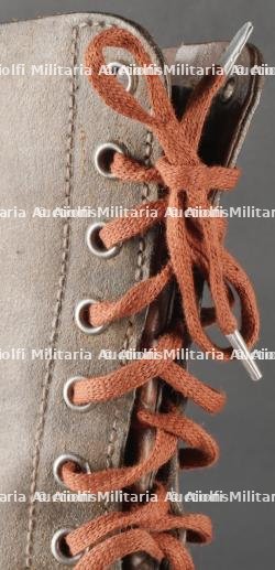 Paire de bottes de saut datées 1949. Pair of jump boots dated 1949 — miniature 10