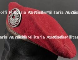 Béret rouge parachutistes en 3 parties. Red paratrooper beret threepiece construction