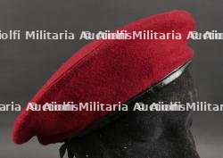 Béret rouge parachutistes en 3 parties. Red beret paratroopers three piece — miniature 3