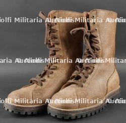 Paire de bottes de saut TAP 50 datées 51. Pair of TAP 50 jump boots dated 51