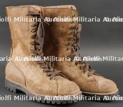 Paire de bottes de saut TAP 50 datées 51. Pair of TAP 50 jump boots dated 51 — photo 2