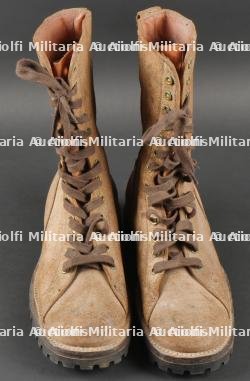 Paire de bottes de saut TAP 50 datées 51. Pair of TAP 50 jump boots dated 51 — miniature 3