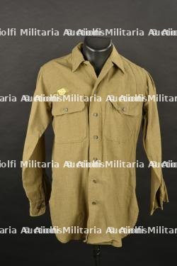 Chemise moutarde.