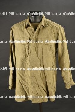 Chemise moutarde.