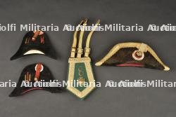 Ensemble de miniatures de bicornes et sabretache