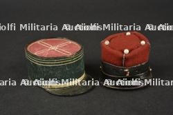 Miniature de képi français Modèle 1884 et de képi de pharmacien.