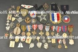 Fort lot d'insignes et médailles — miniature 2