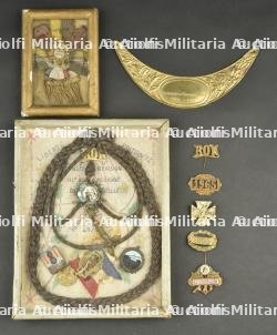 Lot de 2 cadres avec insignes 141e RIA, DIM, plaque de casque Adrian et breloques de conscrits