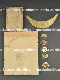 Lot de 2 cadres avec insignes 141e RIA, DIM, plaque de casque Adrian et breloques de conscrits — photo 2