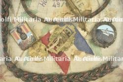Lot de 2 cadres avec insignes 141e RIA, DIM, plaque de casque Adrian et breloques de conscrits — photo 3